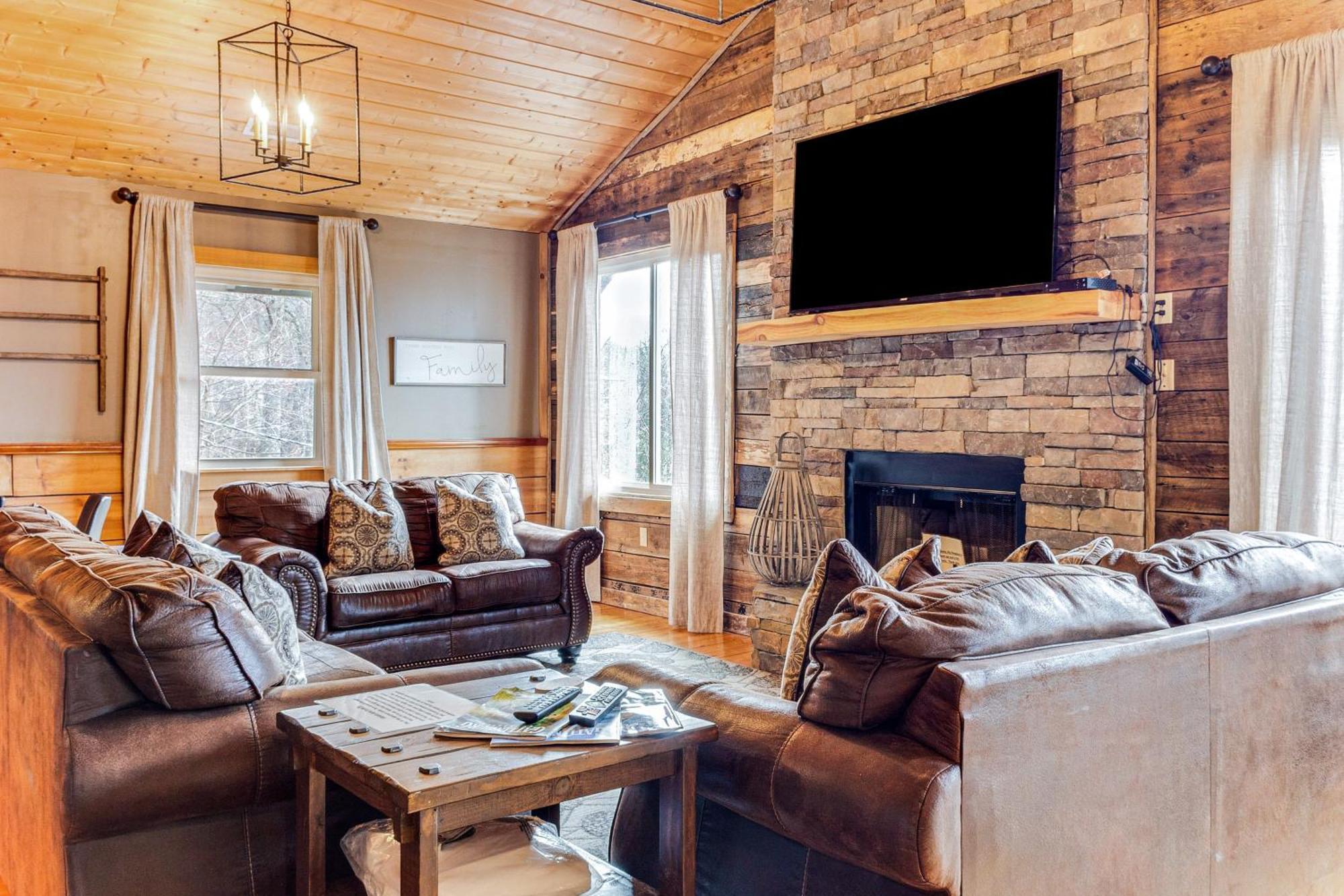 Spacious Gatlinburg Cabin With Hot Tub And Game Room! Exterior photo
